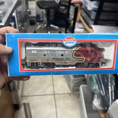 VERY NICE Model Power #6731 HO Scale Santa Fe EMD F3 Diesel Locomotive DUMMY - Image 1 of 4