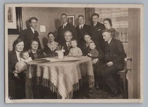 Familie zu Weihnachten mit Beethoven-Bild - Wohnung - Altes Foto 1930er - Picture 1 of 2