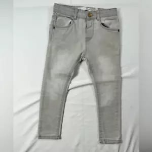 Pantalones de mezclilla ajustados lavados grises de Zara usados en excelente estado para niños pequeños - talla 2-3 años - Imagen 1 de 5