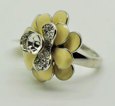  New Fashion ring White color flower Style Fashion hot Design gift size:9 SU-100 - Image 1 of 4