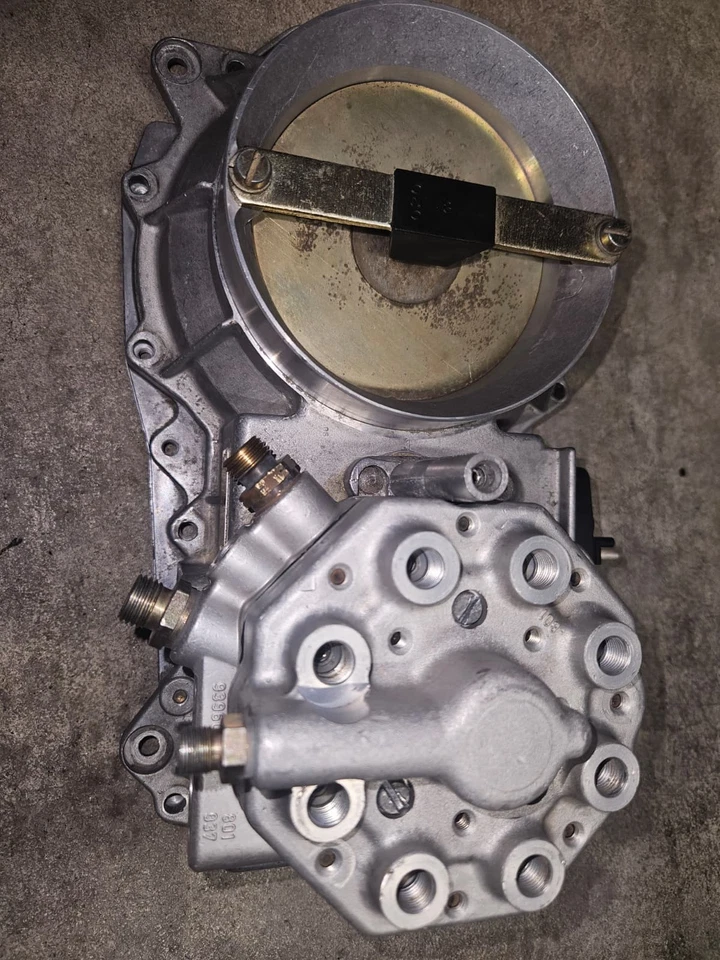 Distribuidor de combustible y placa de acelerador Mercedes Benz W126 420sel 560sel Foto 1 de 4