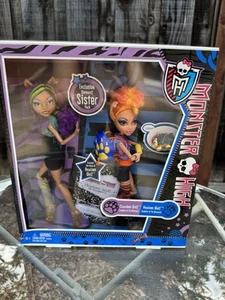 2011 Monster High Exclusive Werewolf Sister Pack Clawdeen and Howleen Wolf NRFB - Picture 1 of 12