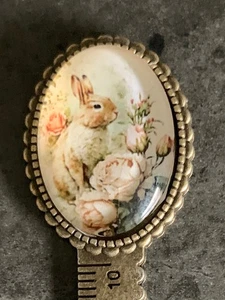 Metall Lineal Hase mit Rosen – Vintage Bronze – 13,5 cm – Harz Cabochon - Bild 1 von 5