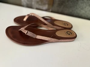 Sandalias Guess para mujer chanclas metálicas doradas rosa talla 7 - Imagen 1 de 5