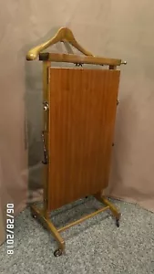 2894M Antq Windsor Pressmaster Herren Anzug Valet GERMANY Cherry? Holz auf Rädern - Bild 1 von 12