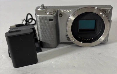 索尼 NEX-5 无反光镜数码相机机身 银色 带电池和充电器 — 第 1/4 张图片