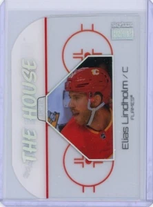 2022-23 SkyBox Metal Universe Elias Lindholm #TH-15 The House Calgary Flames - Bild 1 von 2