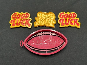 4 cortadores de galletas Hallmark - fútbol - fútbol de piel roja y 3 pintados buena suerte - Imagen 1 de 2