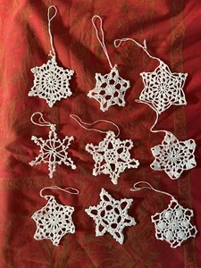 9 adornos de copos de nieve de Navidad ganchillo a mano blanco almidonado 4 pulgadas - Imagen 1 de 2