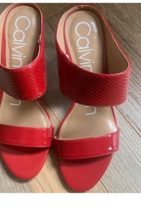 👠😎❤️ Tacones de aguja de charol rojo Calvin Klein punta abierta con tiras talla 6 - Imagen 1 de 5