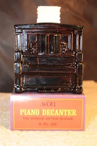 AVON PIANOFORTE DECANTER TAI FIATI DOPOBARBA 4 ONCE RIEMPITO CON SCATOLA - Foto 1 di 2