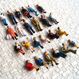 Figura pintada de personas modelo escala HO 24 piezas con paisaje de pasajero medio sentado - Imagen 1 de 1