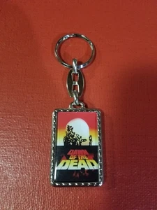 DAWN OF THE DEAD - FILMPOSTER DOPPELSEITIGER SCHLÜSSELANHÄNGER AUS METALL - Bild 1 von 2