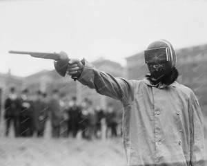Hombre Usando Equipo para Pistola de Duelo Vintage 8x10 Reimpresión De Foto Antigua - Imagen 1 de 1