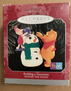 Hallmark Andenken Ornament Winnie Puuh Building a Snowman 1998 Weihnachten - Bild 1 von 15