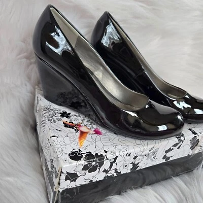 Bomba de cuña charol negro Nima CHINESE LAUNDRY talla 6,5 Foto 1 de 4