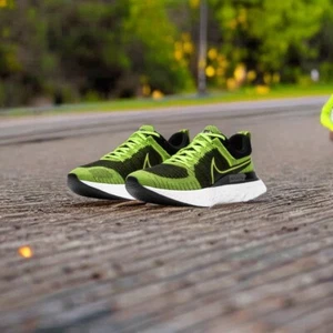 Nike react infinity run flyknit 2 Volt/Black 12.5 New With Box - Picture 1 of 2