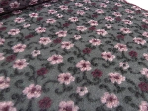 Stoffrest 9x145cm Musterwalk Walk Kochwolle Relief Blumen grau rosa bordeaux sw - Bild 1 von 4
