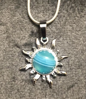 Colgante de sol de piedras preciosas de ágata azul en cadena de serpiente de plata Foto 1 de 4