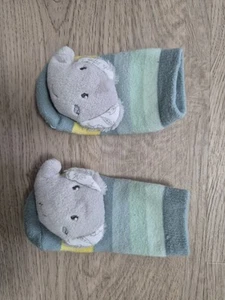 Elefanten RasselSocken Wie Neu Baby NEUGEBORENEN - Bild 1 von 1