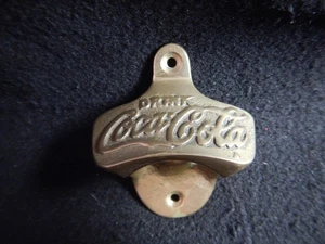 Abridor de botellas de Coca-Cola vintage de latón macizo años 20 30 montaje en pared - Imagen 1 de 8