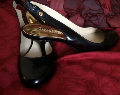Michael Kors talla 7 M, charol negro “MK” medallón tacones con cordones.💝 Foto 1 de 4