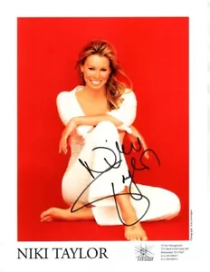NIKI TAYLOR signiertes 8,5x11 Foto mit Hologramm Echtheitszertifikat - Bild 1 von 2