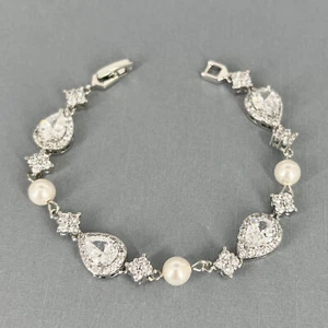Brazalete enchapado en oro blanco circonita cúbica lágrima y perlas joyería de boda - Imagen 1 de 7