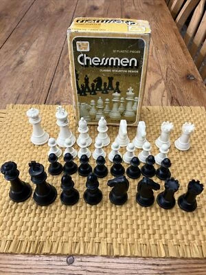 CHESSMEN Clásico Diseño Staunton por Whitman 32 PIEZAS DE PLÁSTICO Ajedrez Vintage 1974 Foto 1 de 4