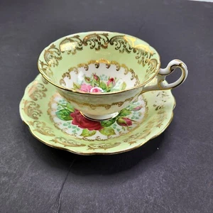 Taza de té y platillo festoneado EB Foley verde como nuevo con rosa, rosas rojas y oro - Imagen 1 de 5