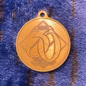 Vintage TOYOTA 30 Years of Integrity, Toyota Genuine Parts 1.5” Bronze Medallion - Bild 1 von 4