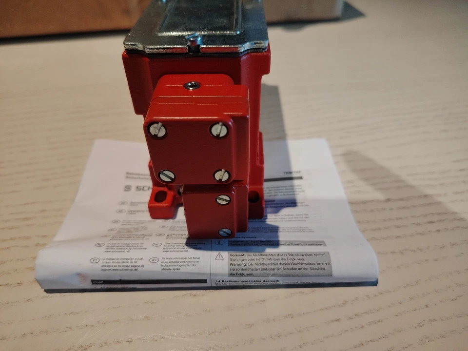 Schmersal Sicherheitszuhaltung Türverriegelung TKM/.L/92/9024VDC - Bild 1 von 2