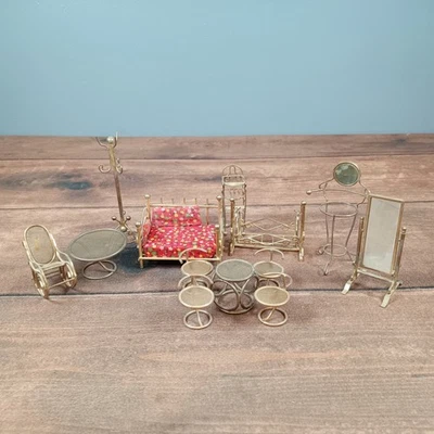 Conjunto de móveis vintage miniatura para casa de bonecas latão cadeiras de cama espelho de mesa - Imagem 1 de 4
