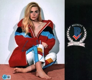 ELLE FANNING SIGNED BAREFOOT BLONDE BEAUTY 8X10 PHOTO BECKETT BAS COA - Bild 1 von 1