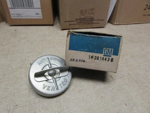 Nuevo de Lote Antiguo Original 53-62 Corvette Ventilado Anti Sobretensiones Tapa de Combustible 3814436 GM Caja Original - Imagen 1 de 3
