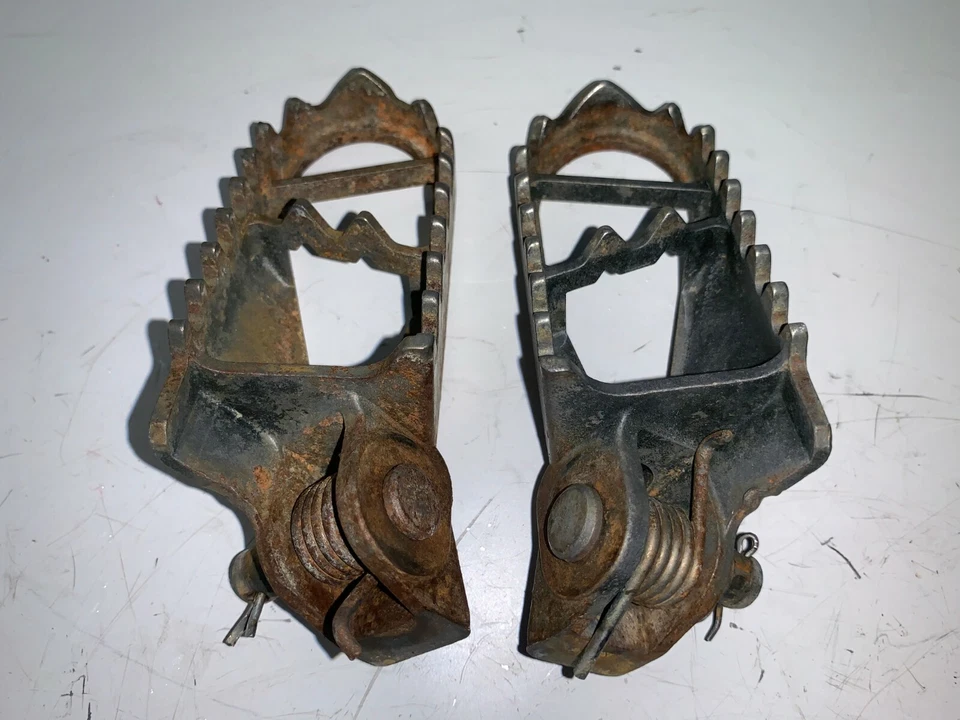 Suzuki RM85 2006 96-19 reposapiés brazo control Foto 1 de 4