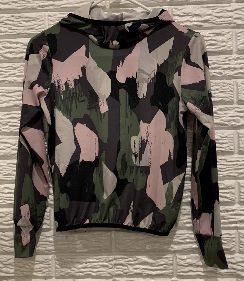 Camisa com capuz feminina M(8-10) Puma camuflada gola simulada rosa/verde/cinza poliéster/elastano - Imagem 1 de 4