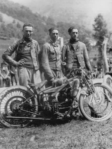 Moto Guzzi 500 C 4V – 1924 Guzzi racing team - motorcycle racing photo - Picture 1 of 1