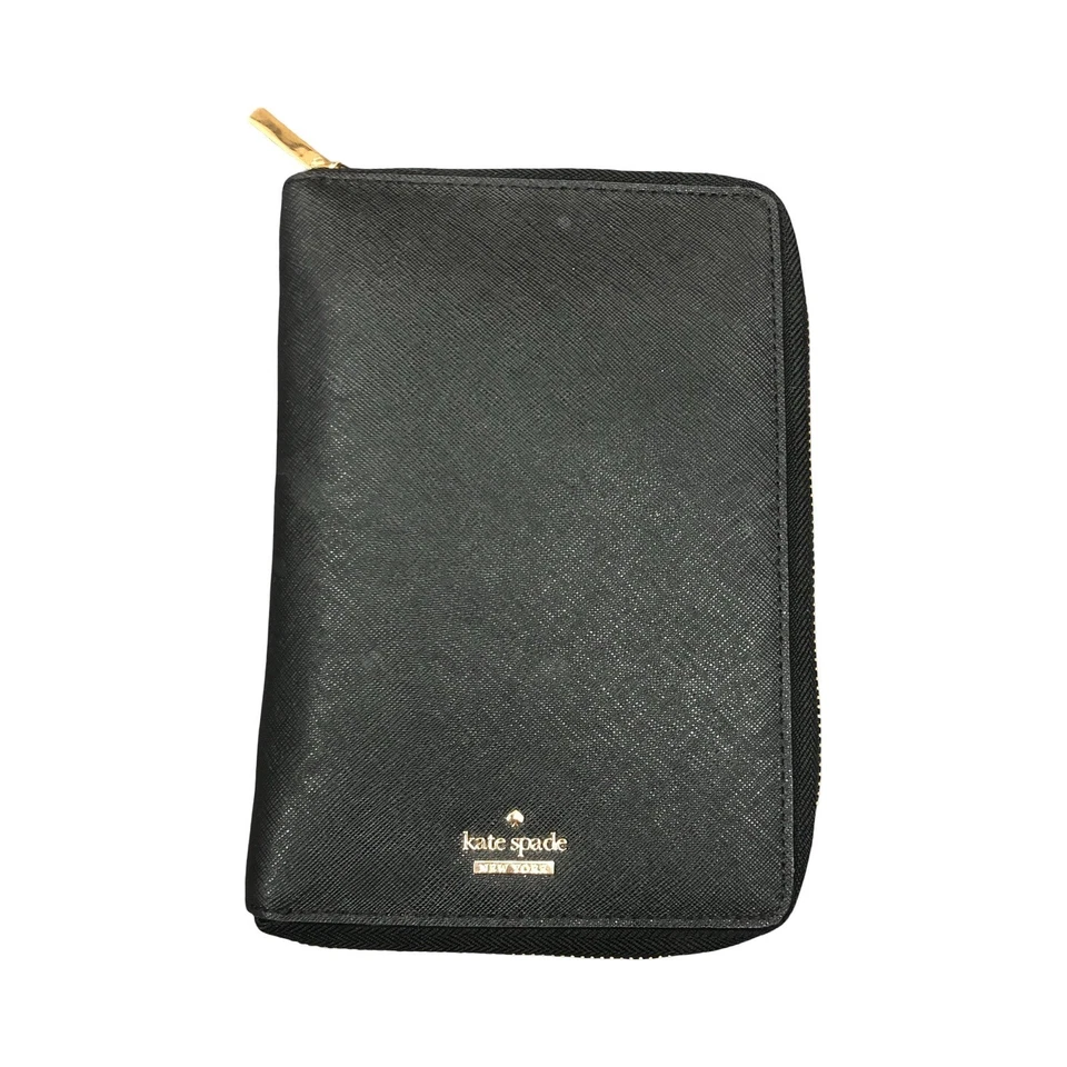 Planificador Kate Spade con "JR" y pajarita en la espalda con regla y papeles Foto 1 de 4