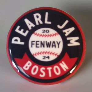 Pearl Jam Spilla Bottone Baseball Fenway Boston 9/15 & 9/17/2024 Dark Matter Tour - Foto 1 di 3
