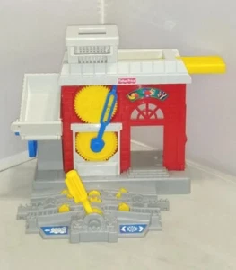 Fisher Price Geotrax Fabrikgebäude Schienenbasis Laderampe 8,5x8,5" Spielzeug - Bild 1 von 11