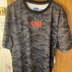 NBA Logo Athletic feuchtigkeitsableitendes T-Shirt Einzelhandel $ 30 Größe XL schwarz & grau - Bild 1 von 6