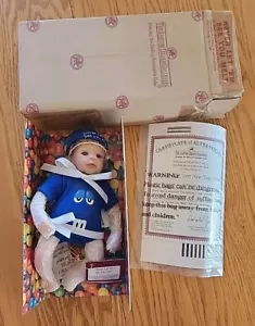 Gallerie Ashton Drake vintage ""Never Let Them See You Melt"" blu M&M nuovo con scatola - Foto 1 di 7