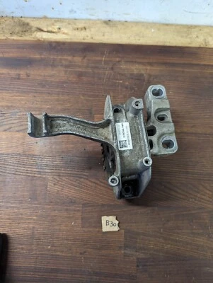 SEAT LEON MK3 5F 12-20 DRIVERS FRONT RIGHT ENGINE MOUNT 5WA199262D - Image 1 of 4
