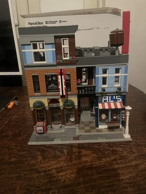 LEGO CREATOR: Detective's Office (10246) With Minifigures But INCOMPLETE - Image 1 of 4
