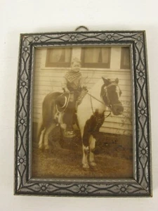 Antikes s/w gerahmtes Foto Western Cowboy Junge auf Pony Pferd - Bild 1 von 6