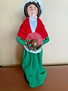BYERS CHOICE CAROLER - MRS CRATCHIT WITH A PLUM PUDDING - 1985 - Bild 1 von 7