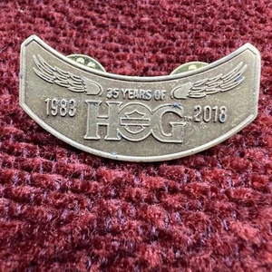 Vintage Harley Davidson MC Patina Weste Pin 2018 Harley Owner's Group HOG Rocker - Bild 1 von 1