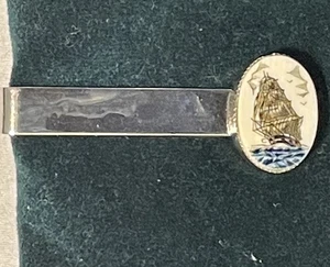 Vintage Scrimshaw großes Schiff silberfarbene Krawattennadel Clip mit Box - Bild 1 von 9
