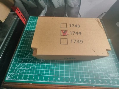 CUTCO 13-Slot Chef’s Oak Wood Knife Storage Block Made In USA 1744 - Image 1 of 4